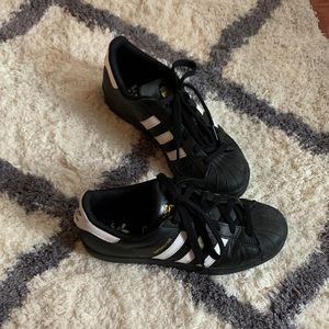 Adidas superstar Kids Size 6 - black
